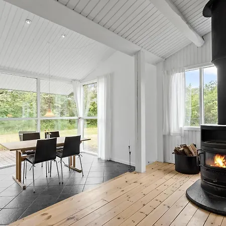 2 Bedroom Lovely In Holiday home